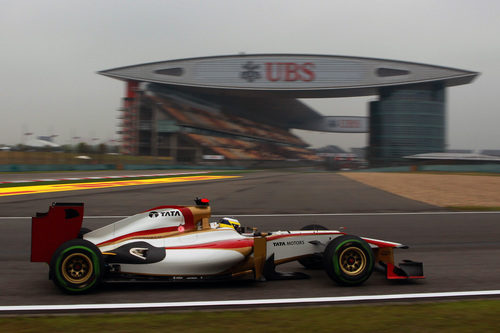 Pedro de la Rosa entra al 'pit lane' en clasificación