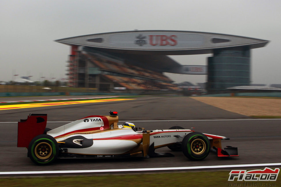 Pedro de la Rosa entra al 'pit lane' en clasificación