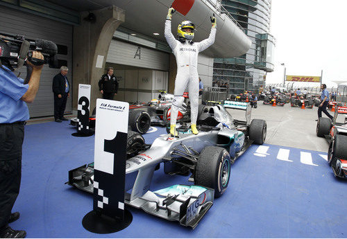 Rosberg celebra la victoria encima de su Mercedes W03