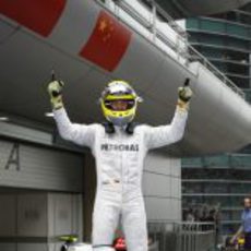 Nico Rosberg celebra con rabia su victoria en China 2012