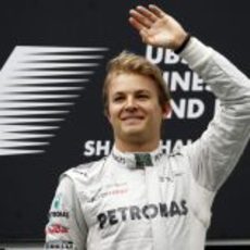 Nico Rosberg saluda desde lo más alto del podio