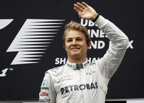 Nico Rosberg saluda desde lo más alto del podio