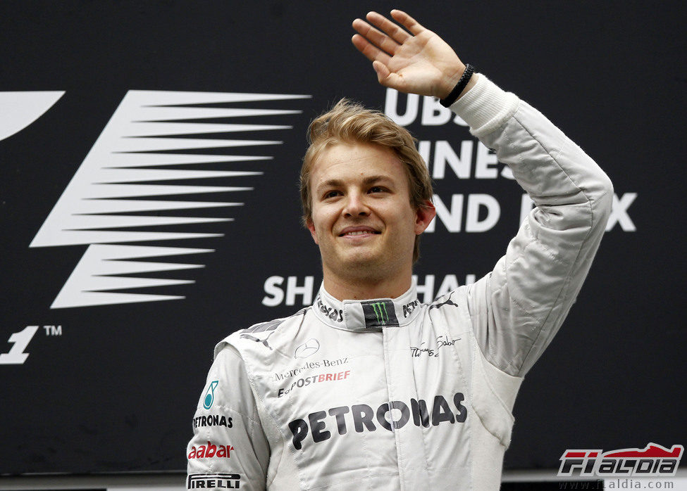 Nico Rosberg saluda desde lo más alto del podio