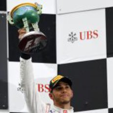 Lewis Hamilton levanta su trofeo en el GP de China 2012