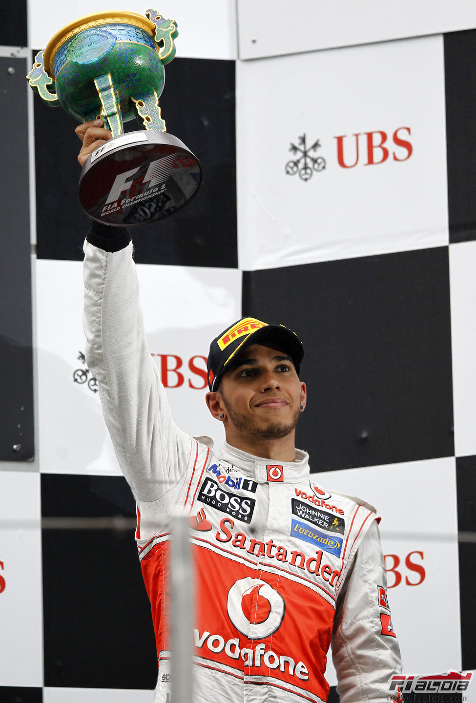 Lewis Hamilton levanta su trofeo en el GP de China 2012