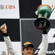 Jenson Button levanta su trofeo en el GP de China 2012