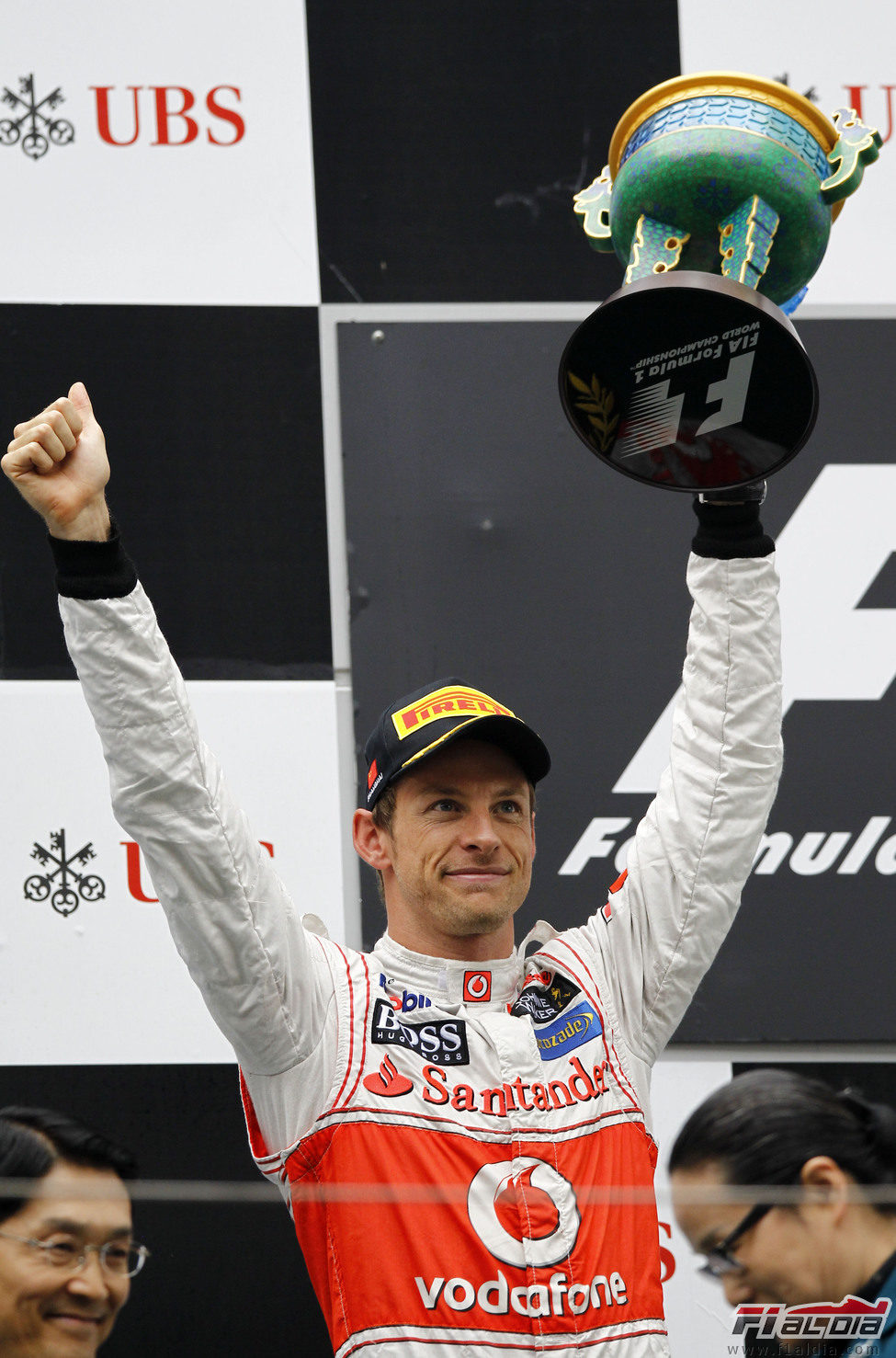 Jenson Button levanta su trofeo en el GP de China 2012