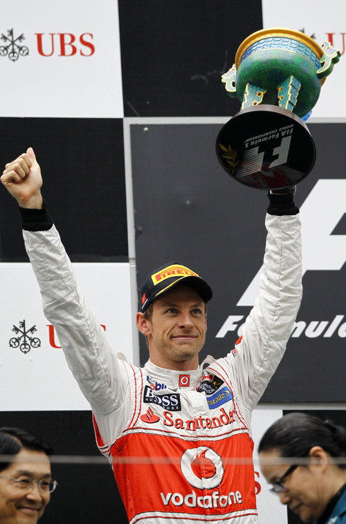 Jenson Button levanta su trofeo en el GP de China 2012