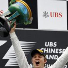 Nico Rosberg levanta con rabia su trofeo en el GP de China 2012