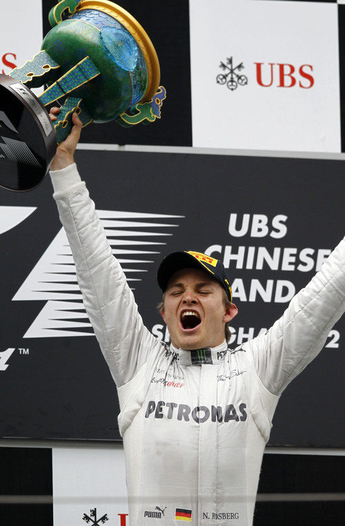 Nico Rosberg levanta con rabia su trofeo en el GP de China 2012