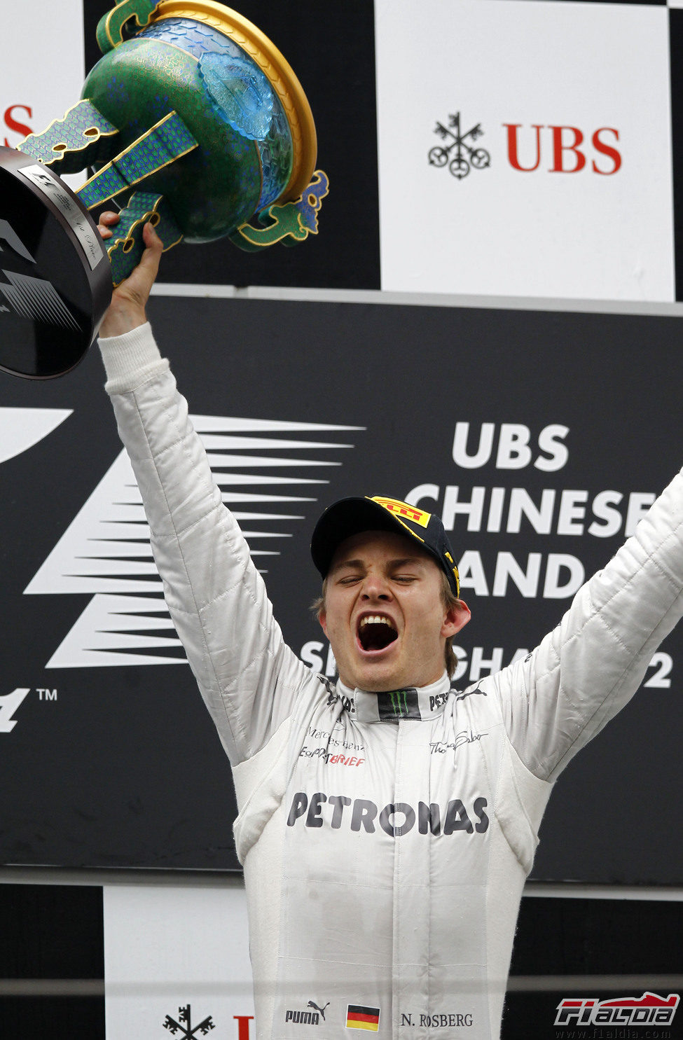 Nico Rosberg levanta con rabia su trofeo en el GP de China 2012