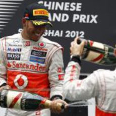 Lewis Hamilton descorcha el champán en el podio de Shanghái