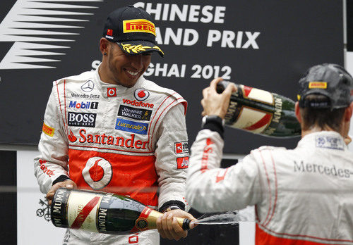 Lewis Hamilton descorcha el champán en el podio de Shanghái