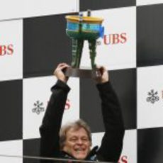 Norbert Haug levanta el trofeo de Mercedes en el podio de China 2012