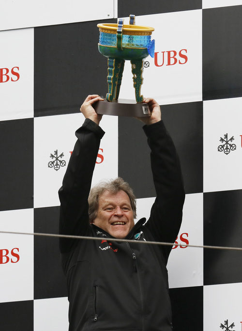 Norbert Haug levanta el trofeo de Mercedes en el podio de China 2012