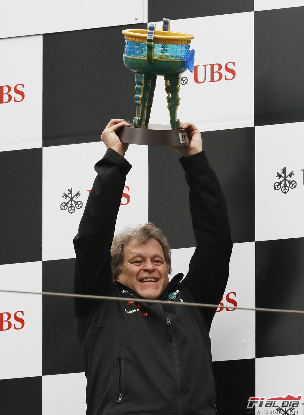 Norbert Haug levanta el trofeo de Mercedes en el podio de China 2012
