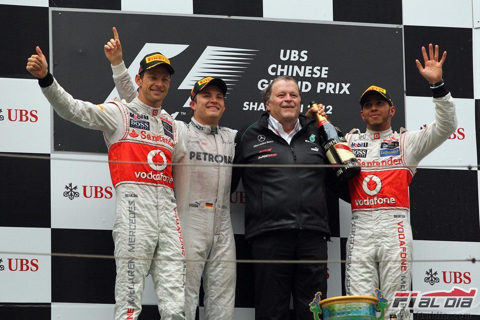 Button, Rosberg, Haug y Hamilton en el podio de Shanghái