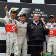 Button, Rosberg, Haug y Hamilton en el podio de Shanghái