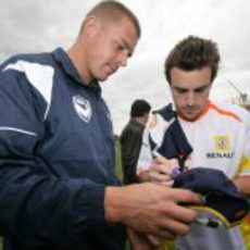 Alonso le firma una gorra a Allsopp