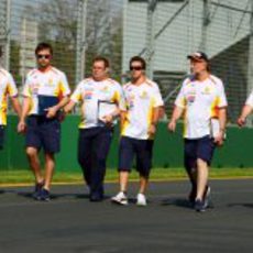 Alonso pasea por el circuito de Australia