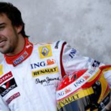 Alonso posa con el casco