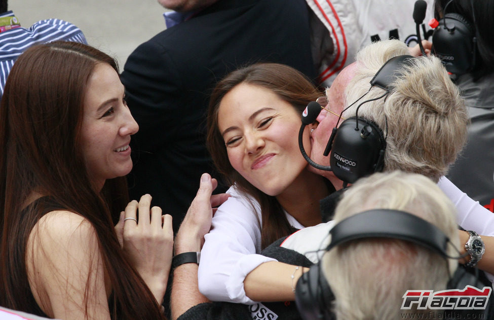 Jessica Michibata celebra el segundo puesto de Jenson Button