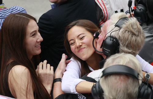 Jessica Michibata celebra el segundo puesto de Jenson Button