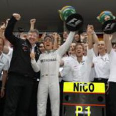 El equipo Mercedes celebra la victoria de Mercedes en China