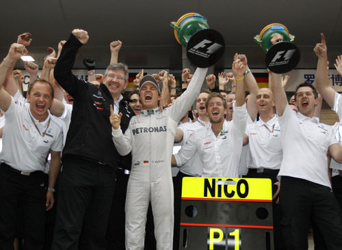 El equipo Mercedes celebra la victoria de Mercedes en China