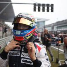 Pastor Maldonado se pone el casco antes de comenzar la carrera