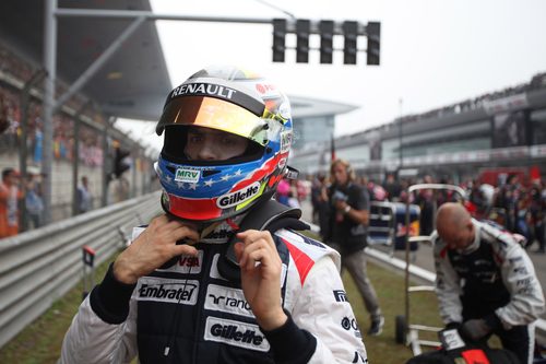 Pastor Maldonado se pone el casco antes de comenzar la carrera