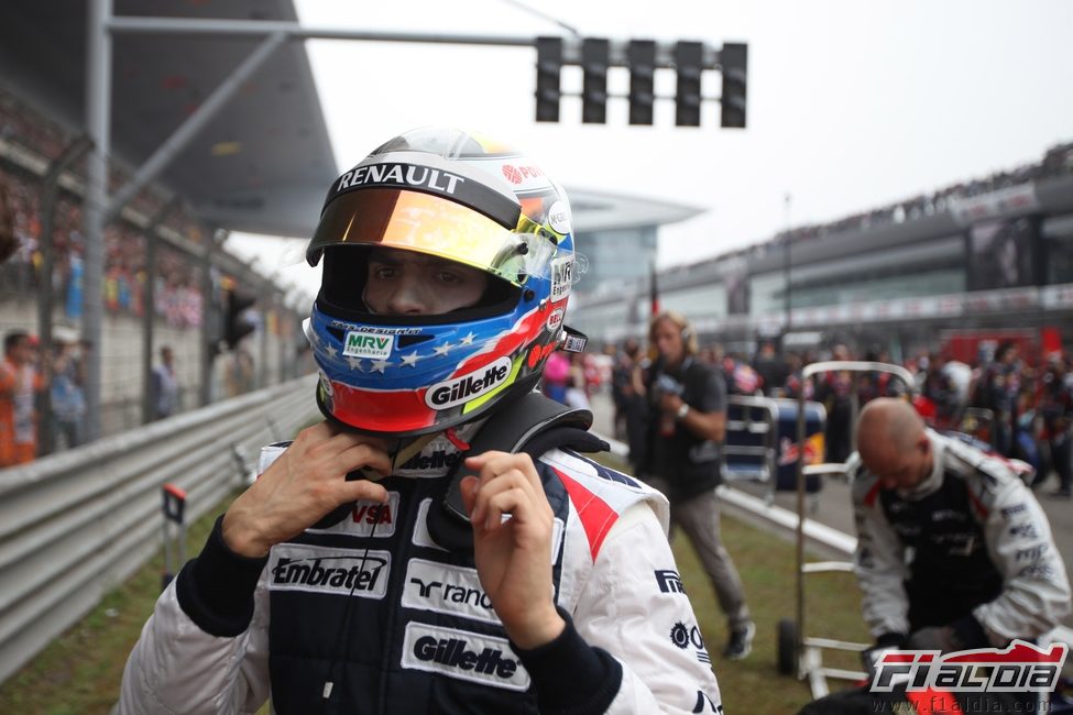 Pastor Maldonado se pone el casco antes de comenzar la carrera