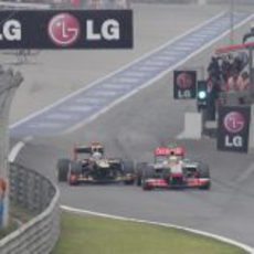 Kimi Räikkönen y Lewis Hamilton salen juntos del 'pit-lane'