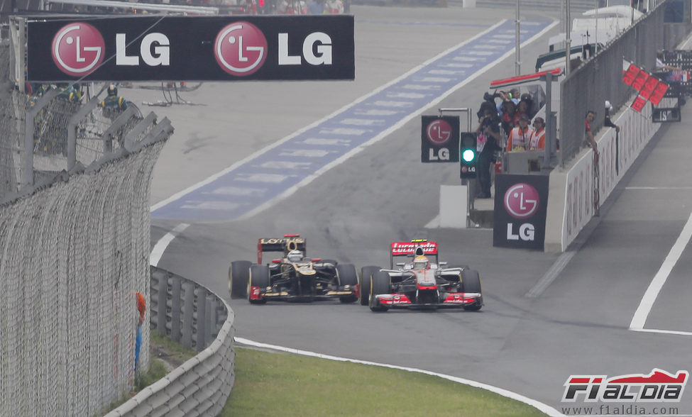 Kimi Räikkönen y Lewis Hamilton salen juntos del 'pit-lane'