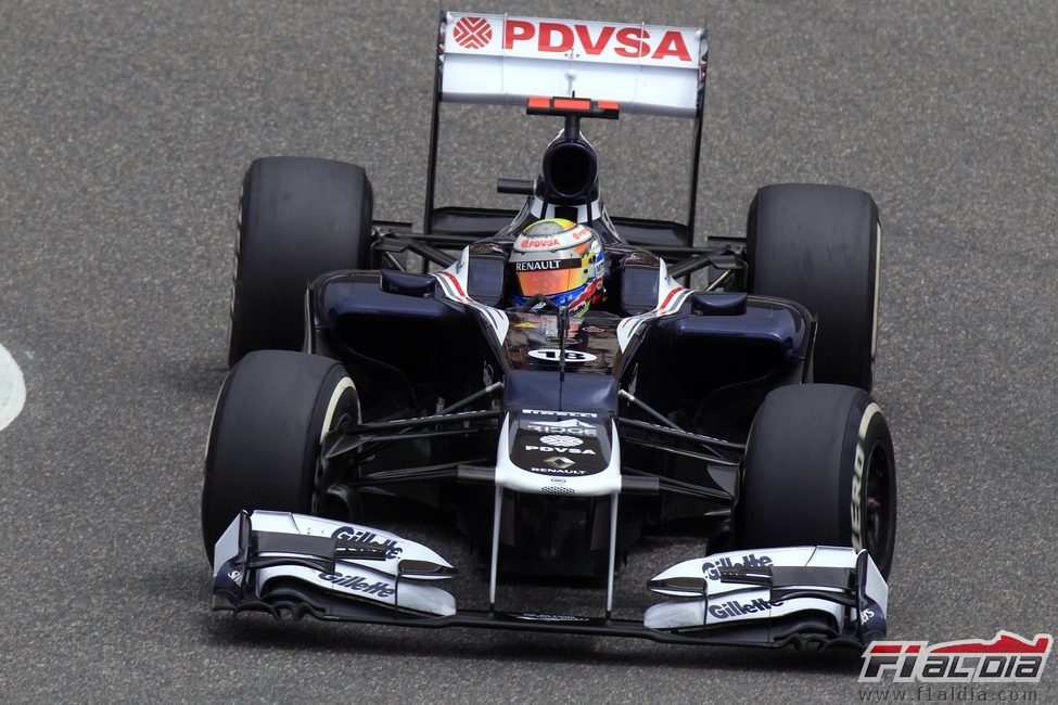 Pastor Maldonado toma la curva uno del GP de China