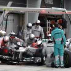 Michael Schumacher realiza el primer 'pitstop' del GP de China