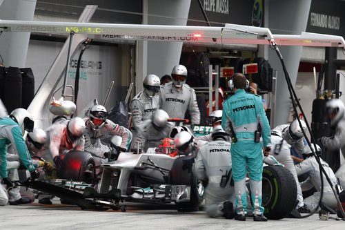 Michael Schumacher realiza el primer 'pitstop' del GP de China