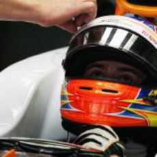 Paul di Resta mira los tiempos en la pantalla