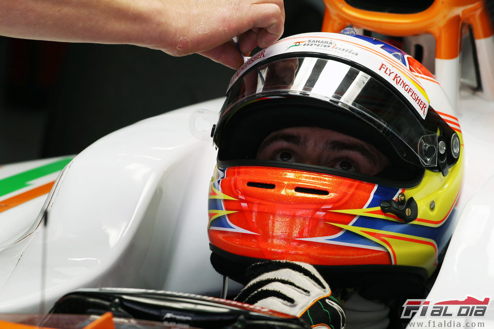 Paul di Resta mira los tiempos en la pantalla