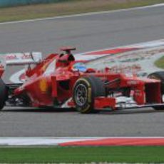 Fernando Alonso trata de cuidar los neumáticos en Shanghái