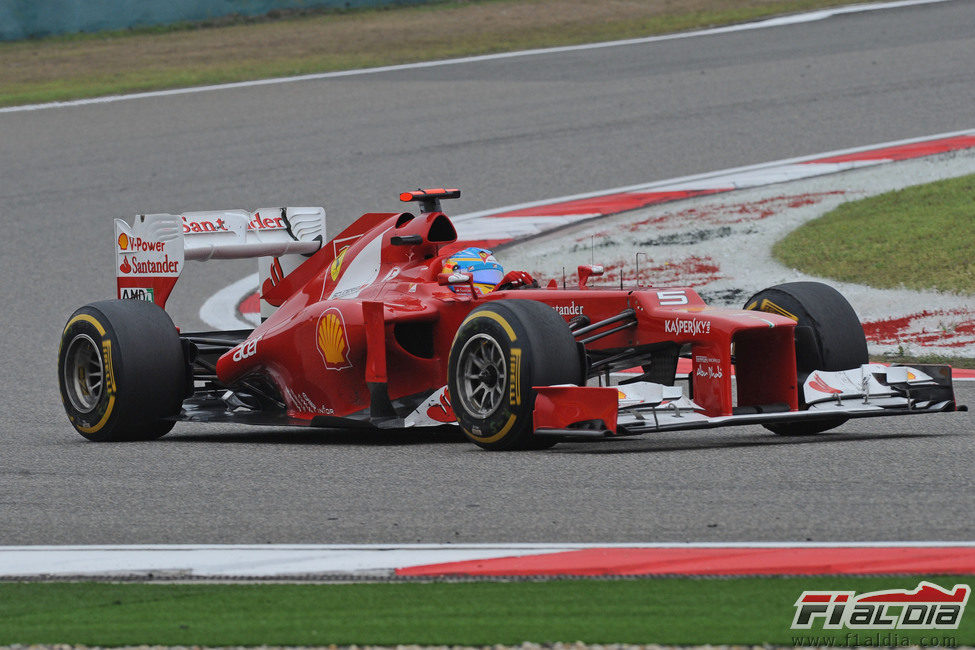 Fernando Alonso trata de cuidar los neumáticos en Shanghái