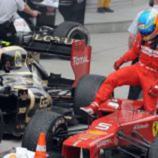 Fernando Alonso se baja del coche tras la carrera en China