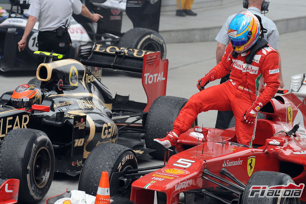 Fernando Alonso se baja del coche tras la carrera en China