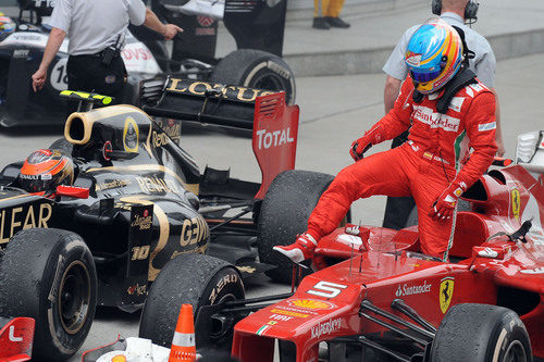 Fernando Alonso se baja del coche tras la carrera en China