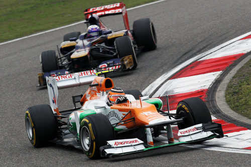 Hülkenberg sale de la curva por delante de Daniel Ricciardo