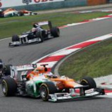 Paul di Resta sale de una curva en el trazado de Shanghái