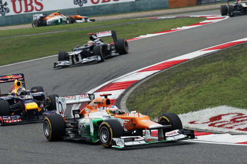 Paul di Resta sale de una curva en el trazado de Shanghái