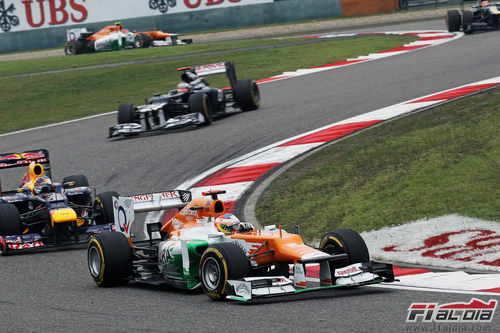 Paul di Resta sale de una curva en el trazado de Shanghái