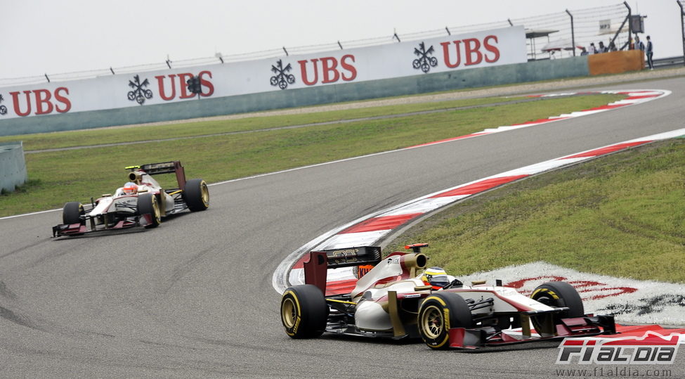 Los dos HRT sobre la pista de Shanghái