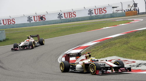 Los dos HRT sobre la pista de Shanghái